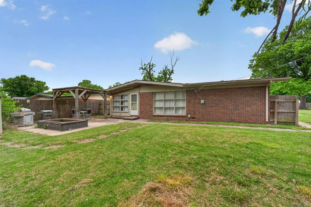 830 Anita Dr, Haysville, KS 67060