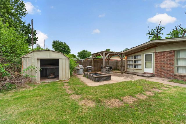 830 Anita Dr, Haysville, KS 67060