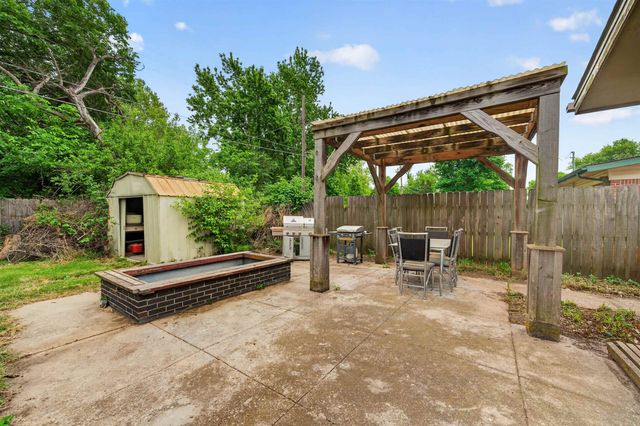 830 Anita Dr, Haysville, KS 67060