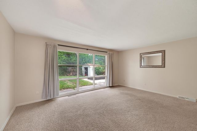 830 Anita Dr, Haysville, KS 67060