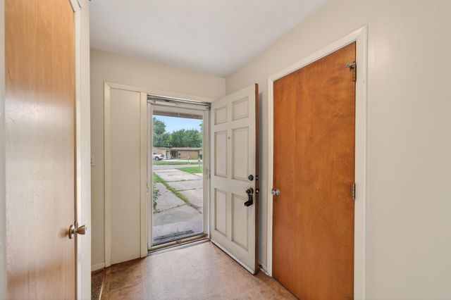 830 Anita Dr, Haysville, KS 67060