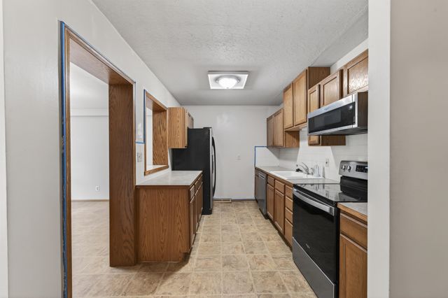 830 Anita Dr, Haysville, KS 67060