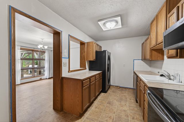 830 Anita Dr, Haysville, KS 67060