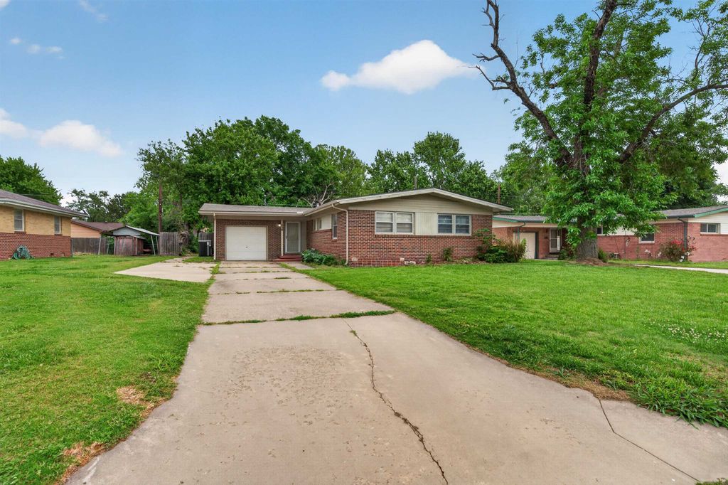 830 Anita Dr, Haysville, KS 67060