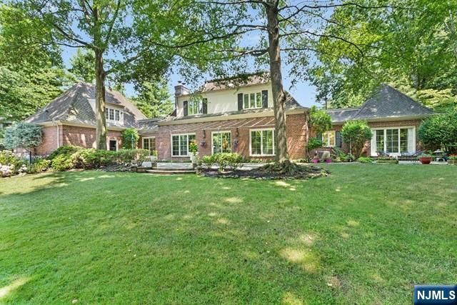 2 Canoe Lane, Roseland, NJ 07068