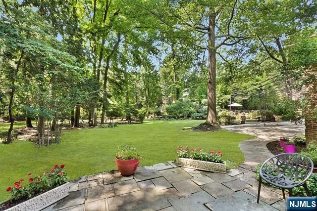 2 Canoe Lane, Roseland, NJ 07068