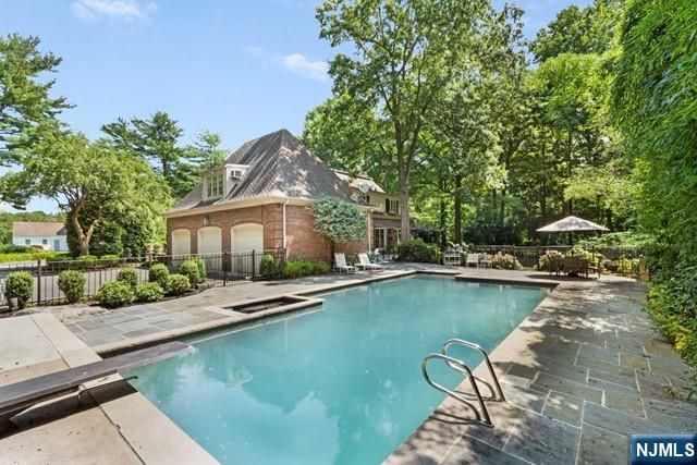 2 Canoe Lane, Roseland, NJ 07068