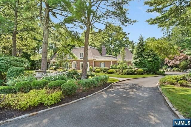 2 Canoe Lane, Roseland, NJ 07068