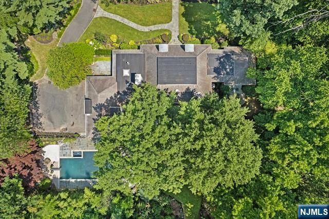 2 Canoe Lane, Roseland, NJ 07068