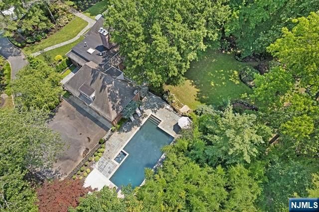 2 Canoe Lane, Roseland, NJ 07068