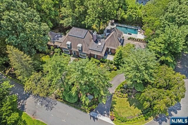 2 Canoe Lane, Roseland, NJ 07068