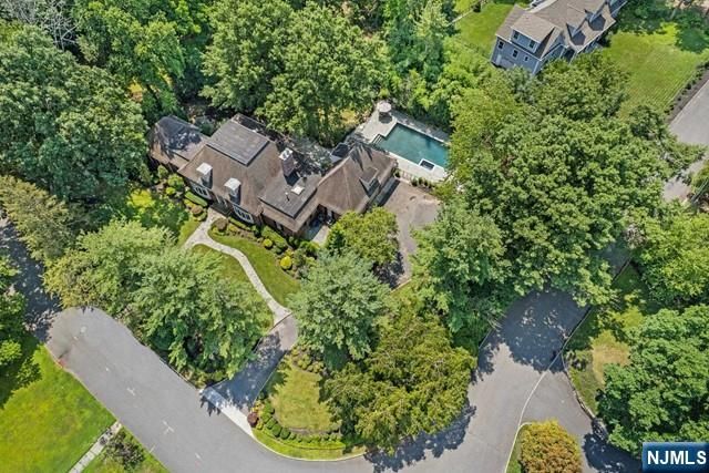 2 Canoe Lane, Roseland, NJ 07068