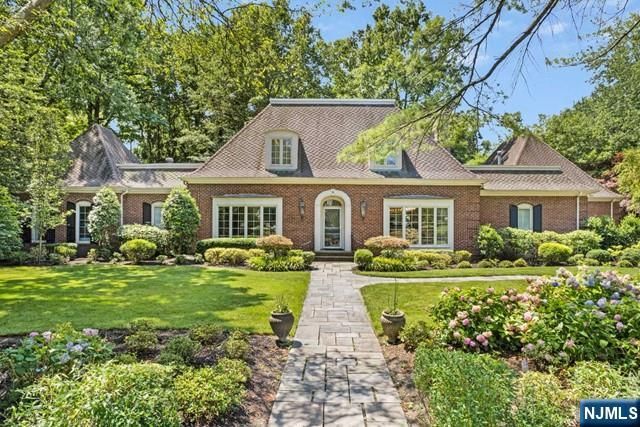 2 Canoe Lane, Roseland, NJ 07068