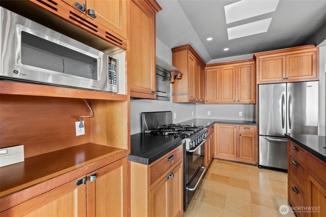 604 W Kinnear Place, Seattle, WA 98119
