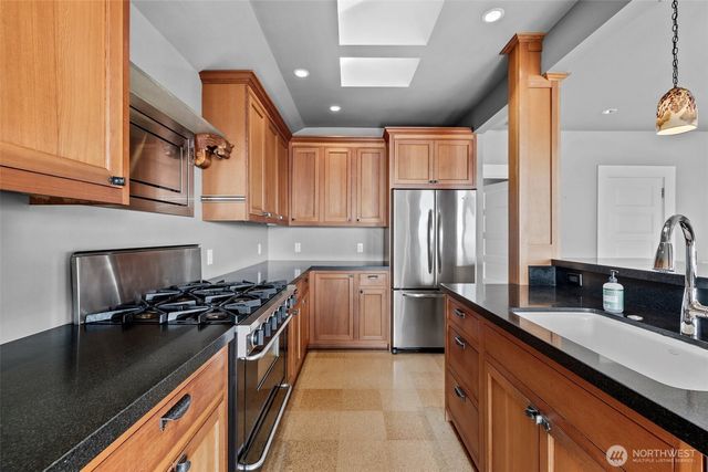 604 W Kinnear Place, Seattle, WA 98119