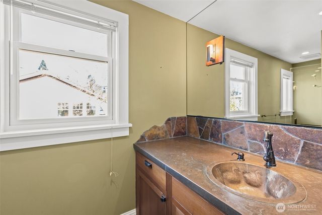 604 W Kinnear Place, Seattle, WA 98119
