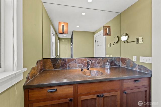 604 W Kinnear Place, Seattle, WA 98119