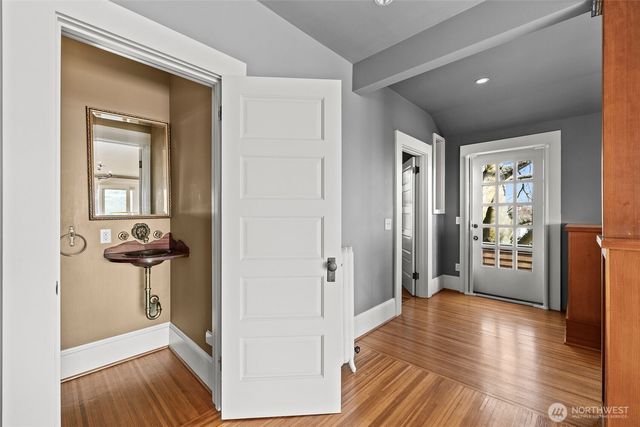 604 W Kinnear Place, Seattle, WA 98119