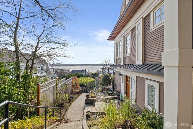 604 W Kinnear Place, Seattle, WA 98119