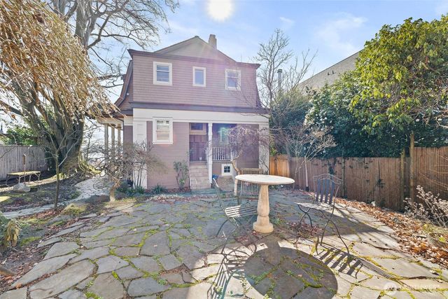 604 W Kinnear Place, Seattle, WA 98119