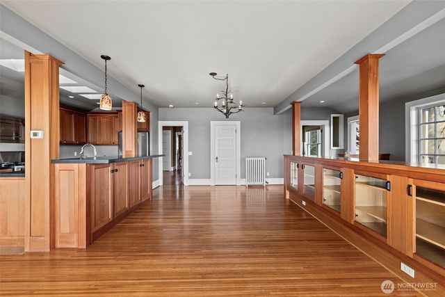 604 W Kinnear Place, Seattle, WA 98119