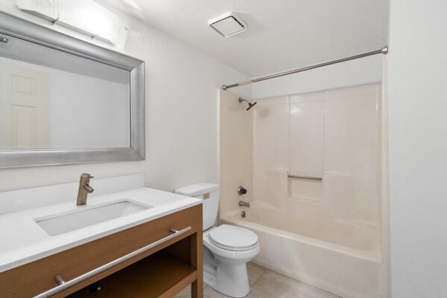 1217 E Ferguson Avenue, Visalia, CA 93292