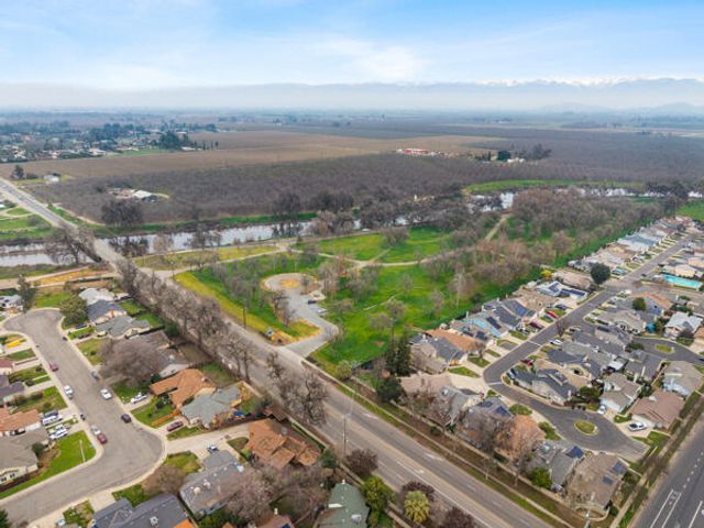 1217 E Ferguson Avenue, Visalia, CA 93292