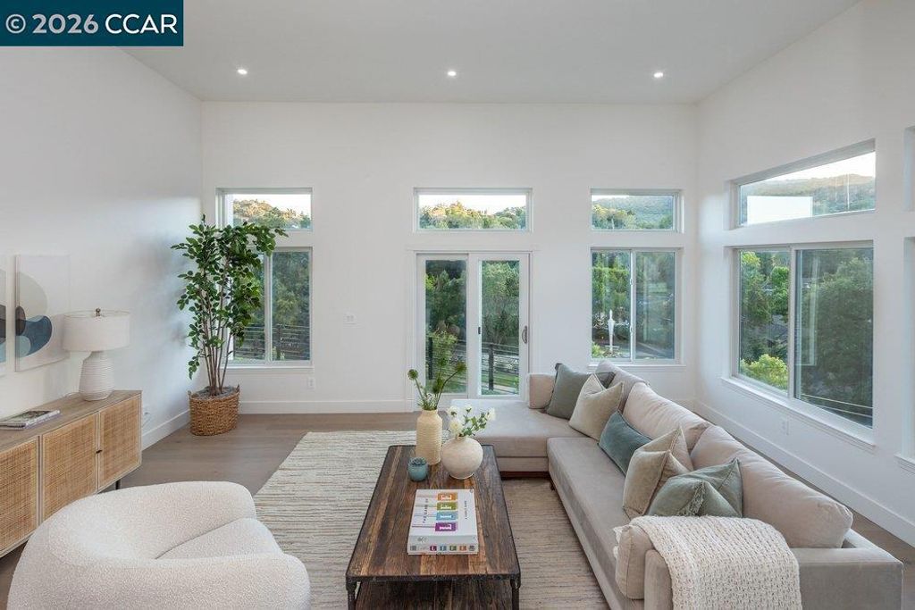 Image 27 of property listing at 130 Arbor View Ln, Lafayette, CA 94549