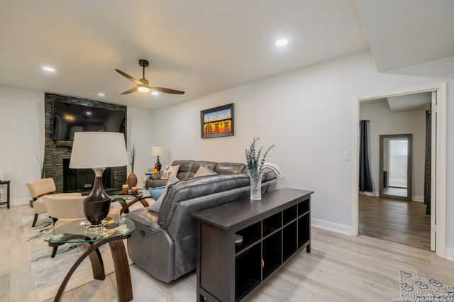 87 Roundup Dr, Castle Hills, TX 78213