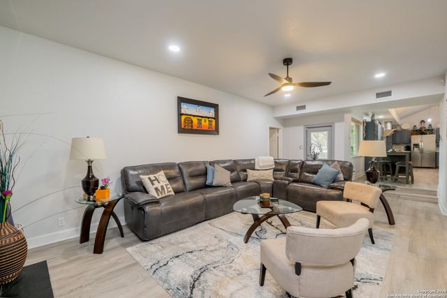 87 Roundup Dr, Castle Hills, TX 78213