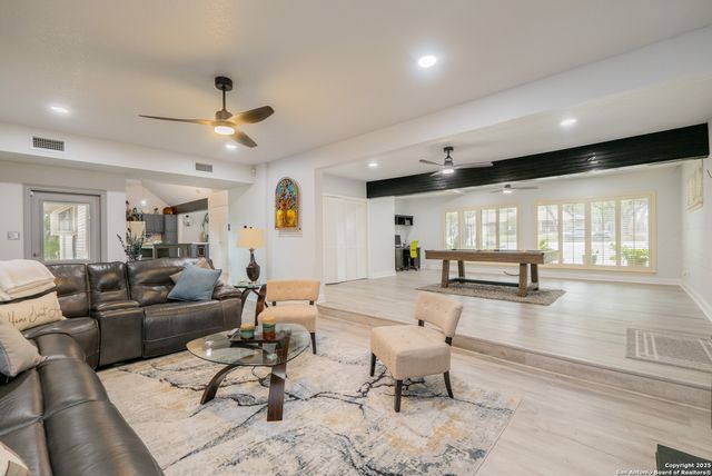 87 Roundup Dr, Castle Hills, TX 78213