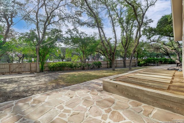 87 Roundup Dr, Castle Hills, TX 78213