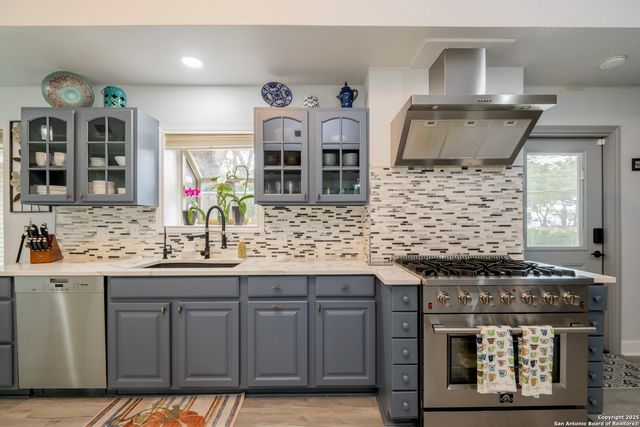 87 Roundup Dr, Castle Hills, TX 78213