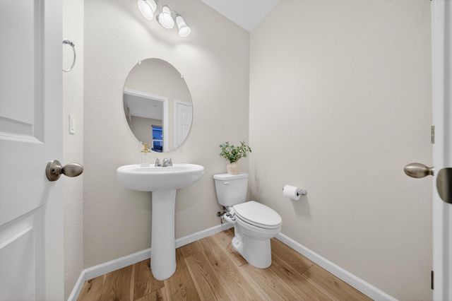 9476 Del Seis Dr, Sacramento, CA 95829