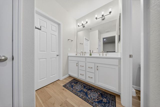 9476 Del Seis Dr, Sacramento, CA 95829