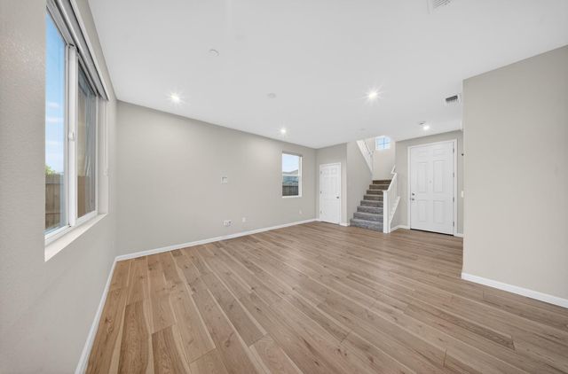 9476 Del Seis Dr, Sacramento, CA 95829