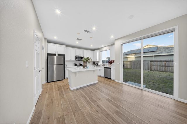 9476 Del Seis Dr, Sacramento, CA 95829