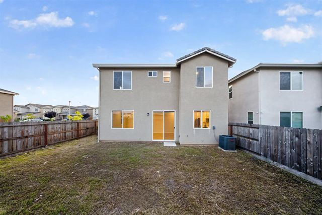 9476 Del Seis Dr, Sacramento, CA 95829