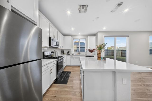 9476 Del Seis Dr, Sacramento, CA 95829