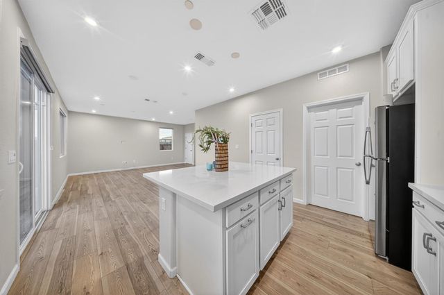 9476 Del Seis Dr, Sacramento, CA 95829