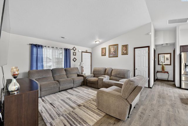 3605 Estrella Dr, Pasco, WA 99301