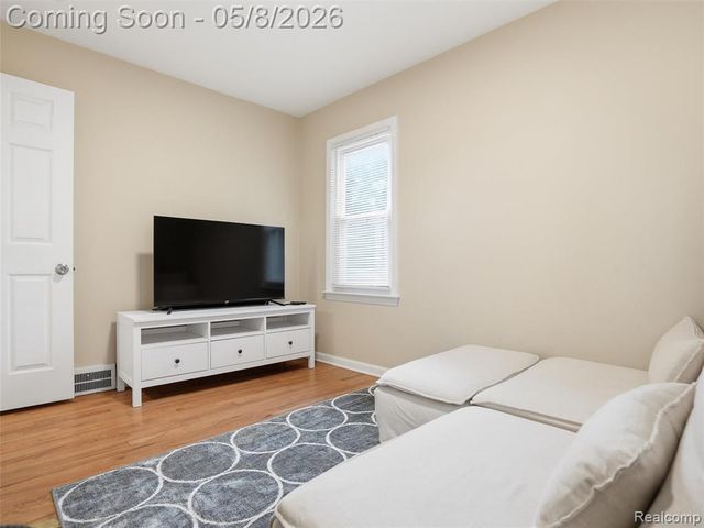 21604 Alger Street, Saint Clair Shores, MI 48080