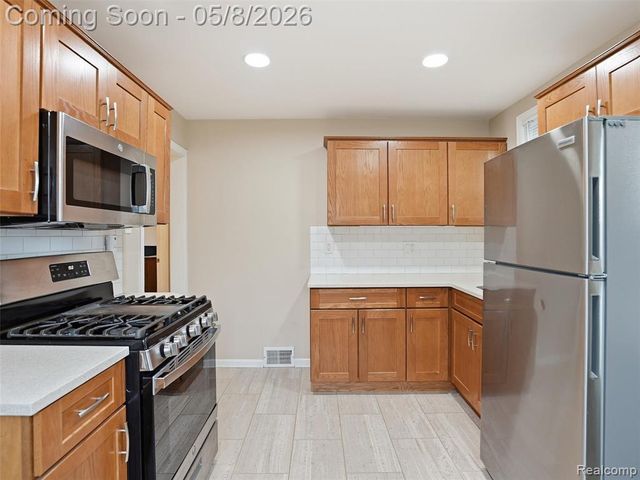 21604 Alger Street, Saint Clair Shores, MI 48080