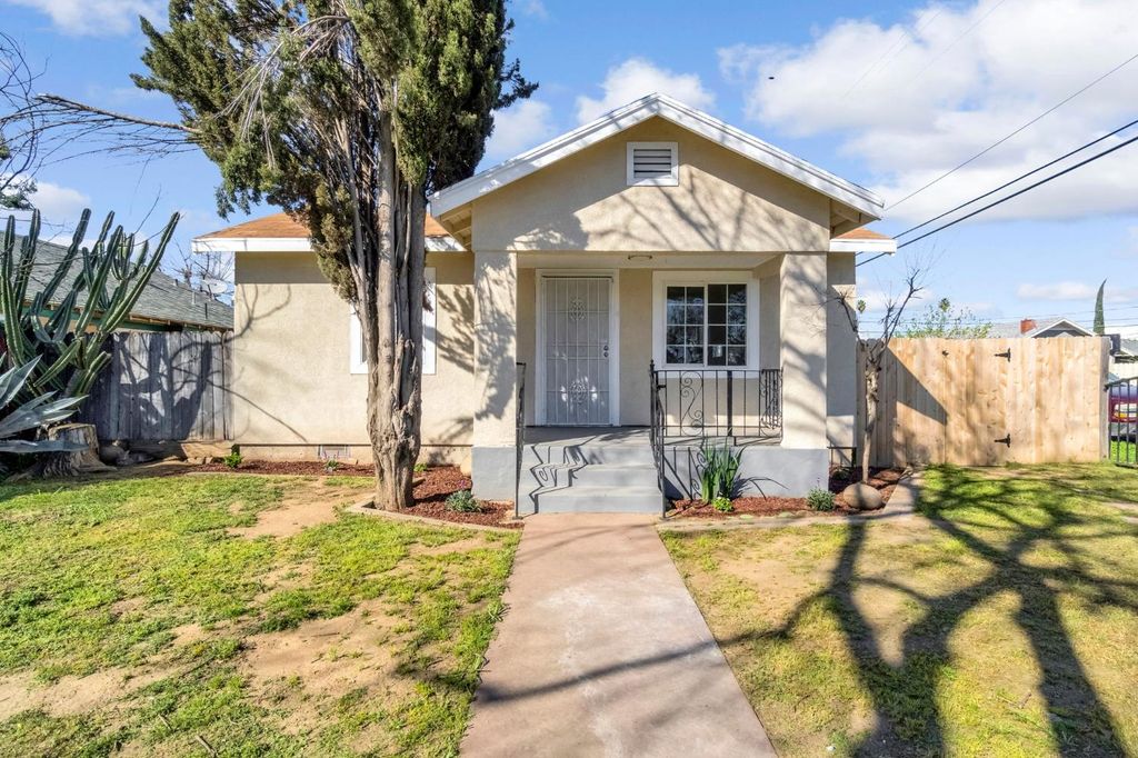 2559 E Clay Avenue, Fresno, CA 93701
