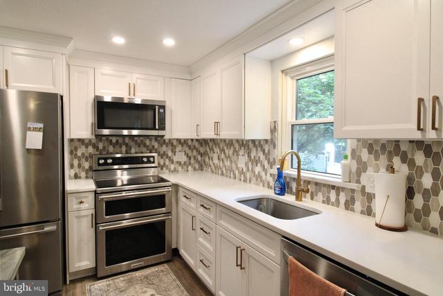 1133 COLONIAL RD, Lancaster, PA 17603