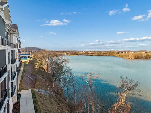 1024 Club View Dr Unit D202, Gallatin, TN 37066