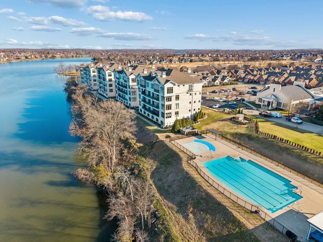 1024 Club View Dr Unit D202, Gallatin, TN 37066