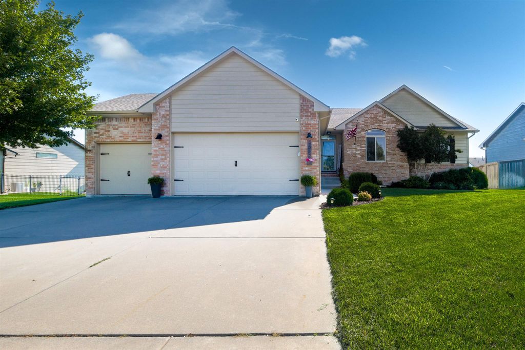 2622 N Woodridge St, Wichita, KS 67226