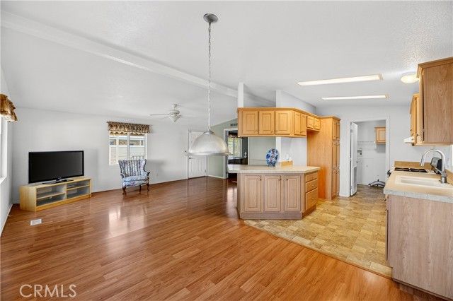 725 W Thornton 10, Hemet, CA 92543