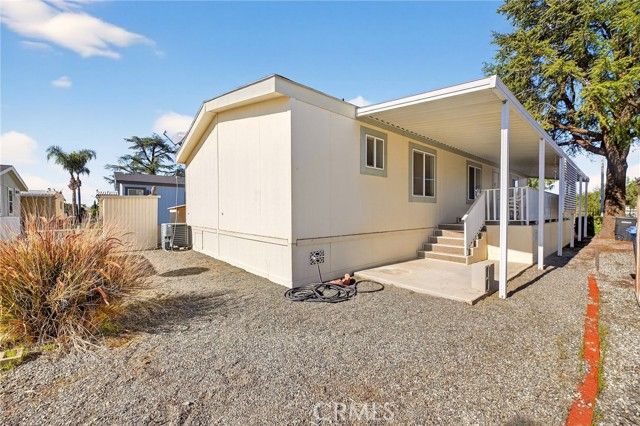 725 W Thornton 10, Hemet, CA 92543